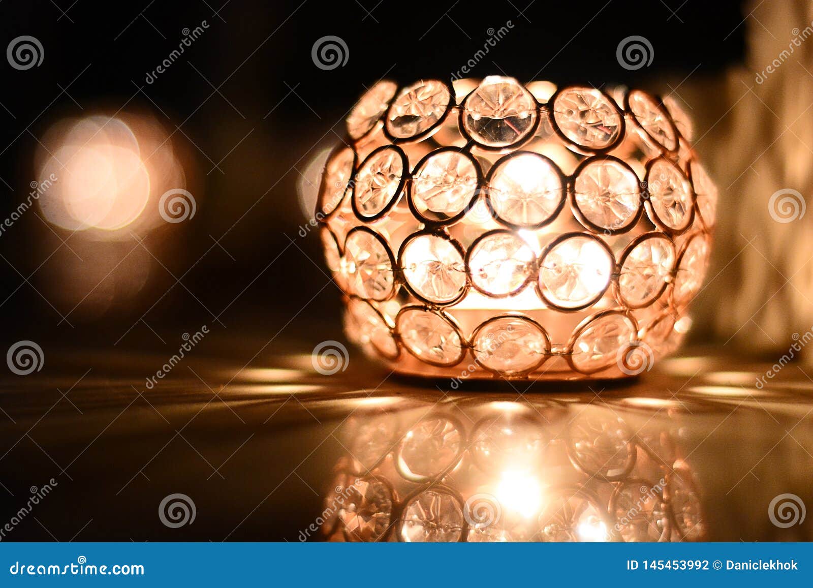 Luz cristalina hermosa de Diwali de la lámpara. Lámpara exquisita y hermosa hecha fuera de los cristales, usados como luz decorativa durante el festival de luces indio, Diwali