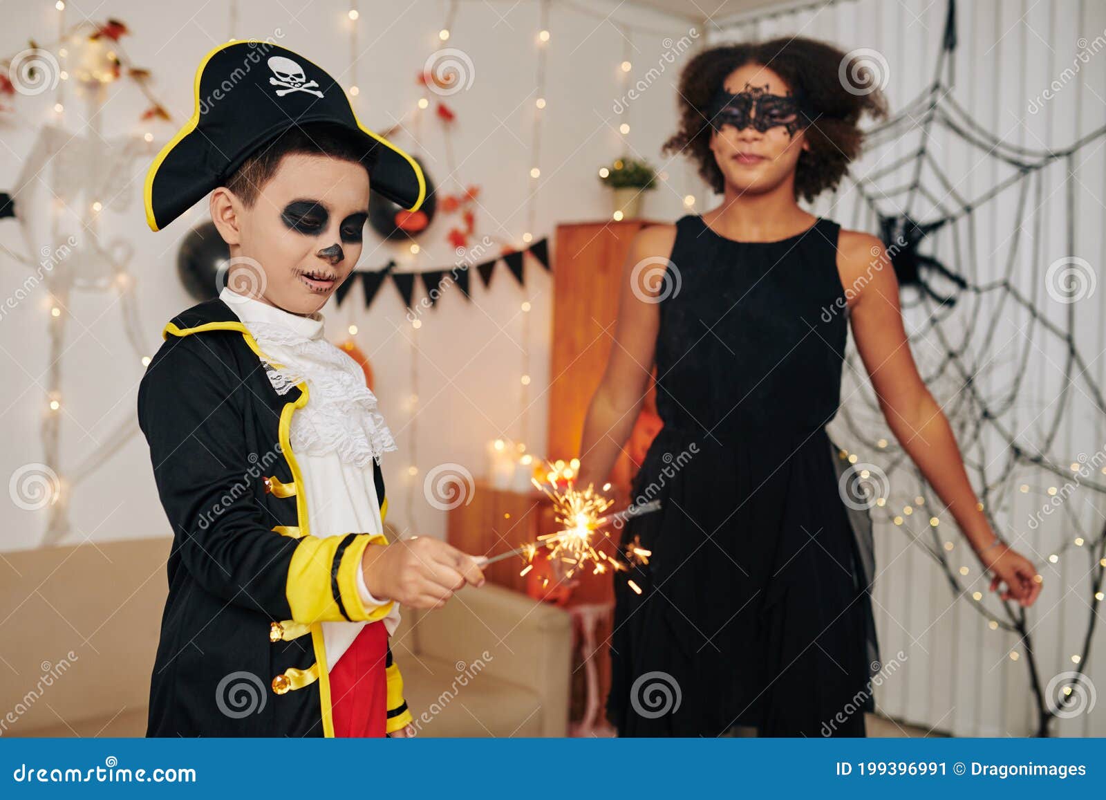Menino Adolescente Na Fantasia De Pirata Imagem de Stock - Imagem