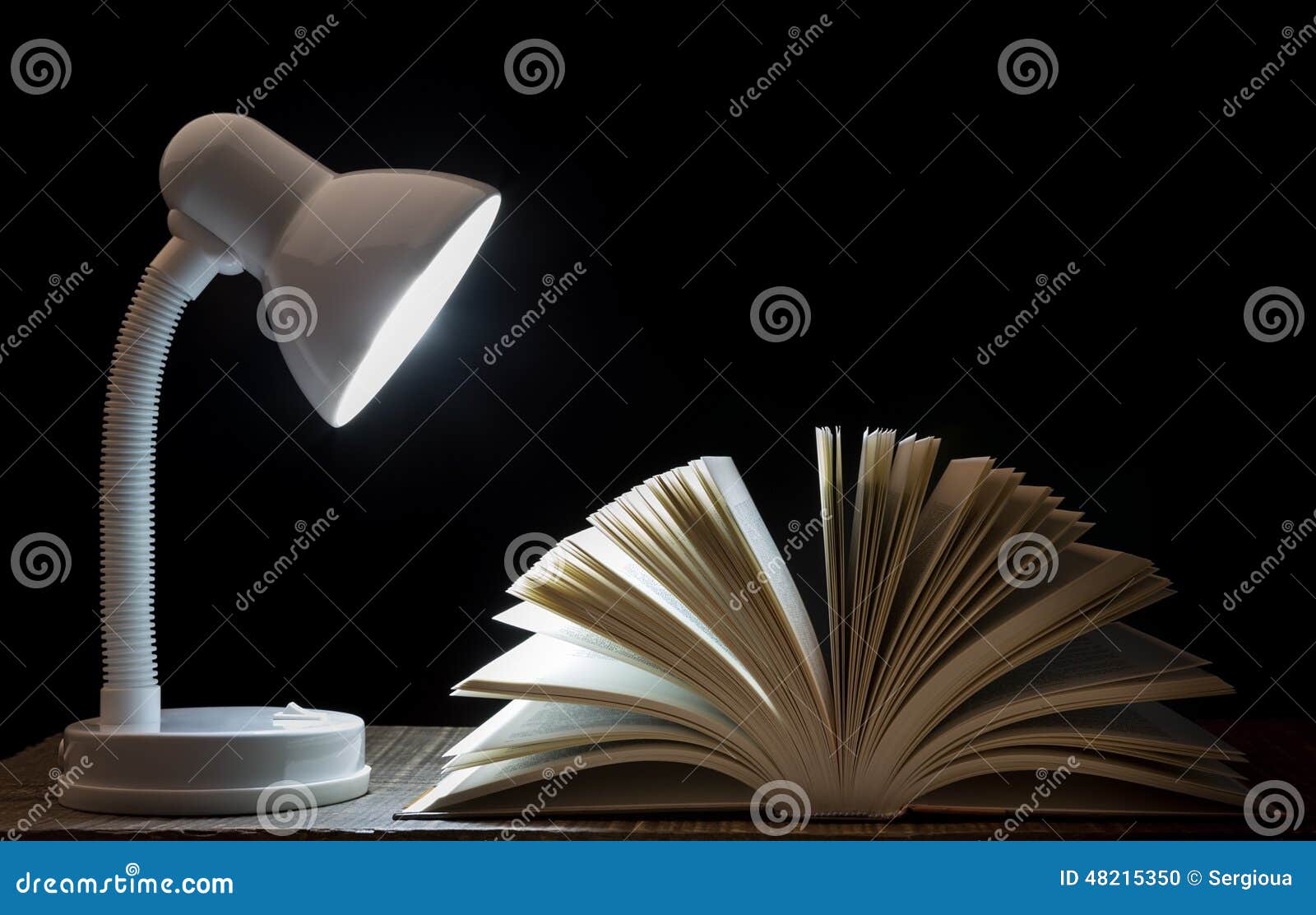 usuario Goma de dinero responder Luz De La Noche De La Lámpara En El Libro Para Leer En Biblioteca Foto de  archivo - Imagen de papel, horizontal: 48215350