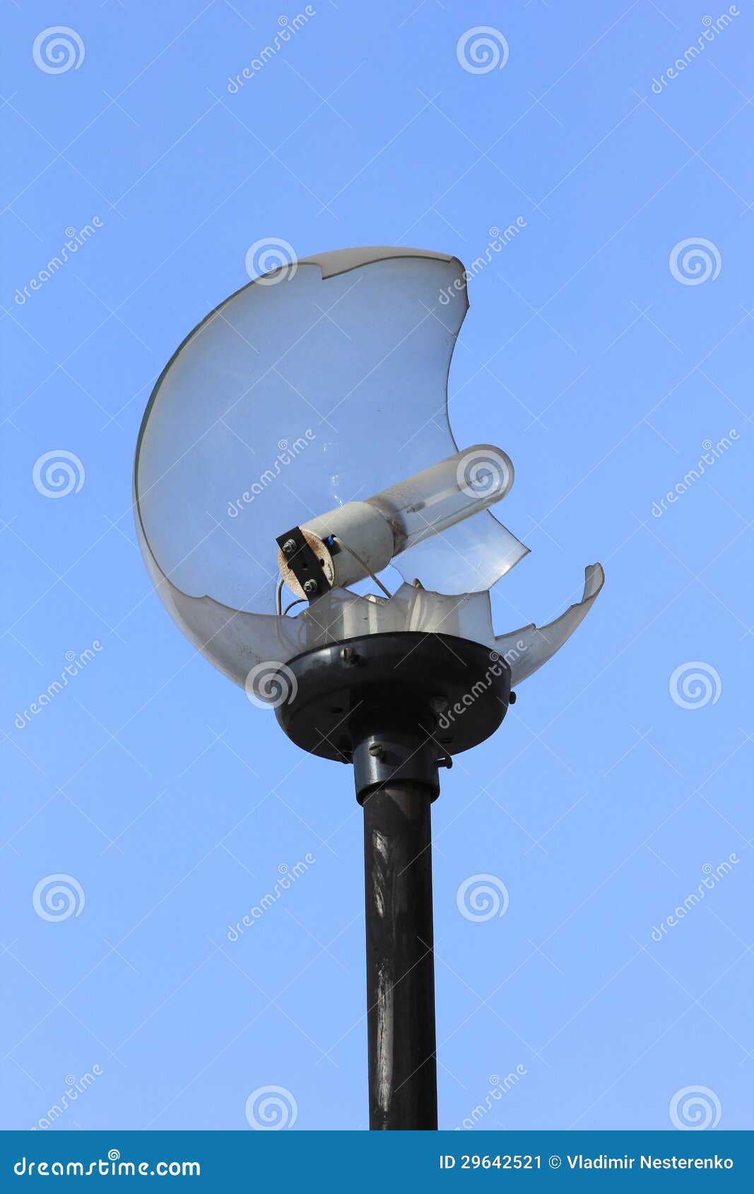 Luz de rua quebrada imagem de stock. Imagem de equipamento 29642521