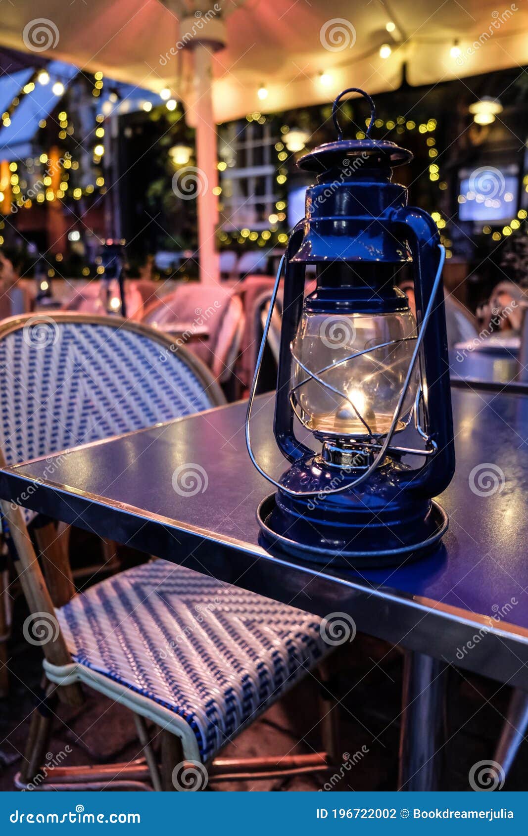 Luz Mágica De Uma Lanterna Tradicional Em Uma Mesa De Restaurante Em  Copenhagen. Luzes De Natal E Decorações à Volta. Misterioso Foto de Stock -  Imagem de mistério, azul: 196722002