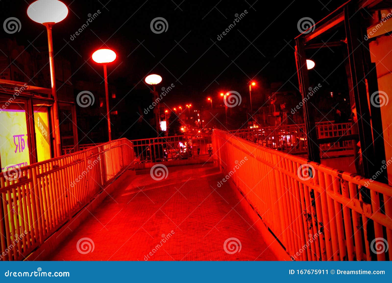 Luz roja en Delhi en India imagen de archivo. Imagen de flor - 167675911