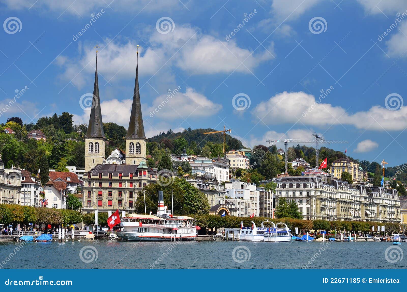 Luzerne-oder Luzern-Stadt in der Schweiz. Luzerne (Luzern oder Lucerna) ist eine Stadt in der Schweiz. Sind hier die Twin Tower der Kirche von Str. Leodegar, genannt das Hofkirche.