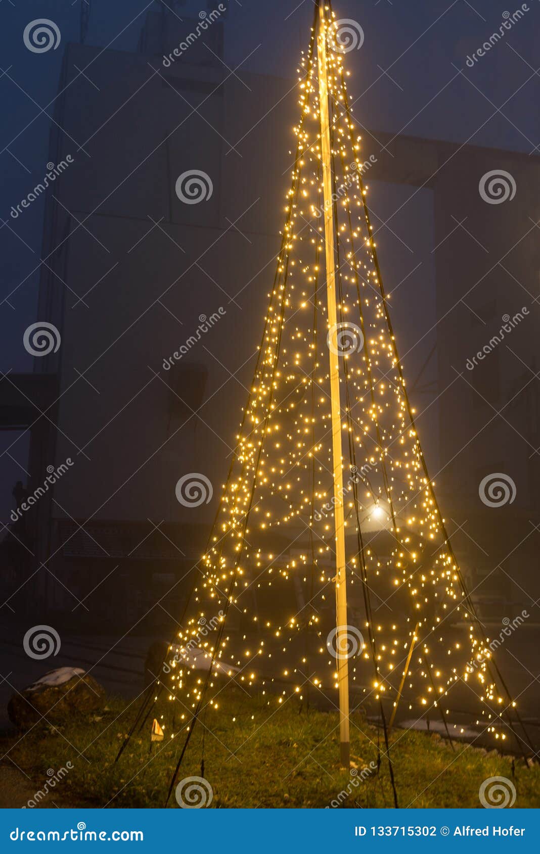 Luzes Da árvore De Natal - Fora Da Decoração Foto de Stock - Imagem de  inverno, luzes: 133715302