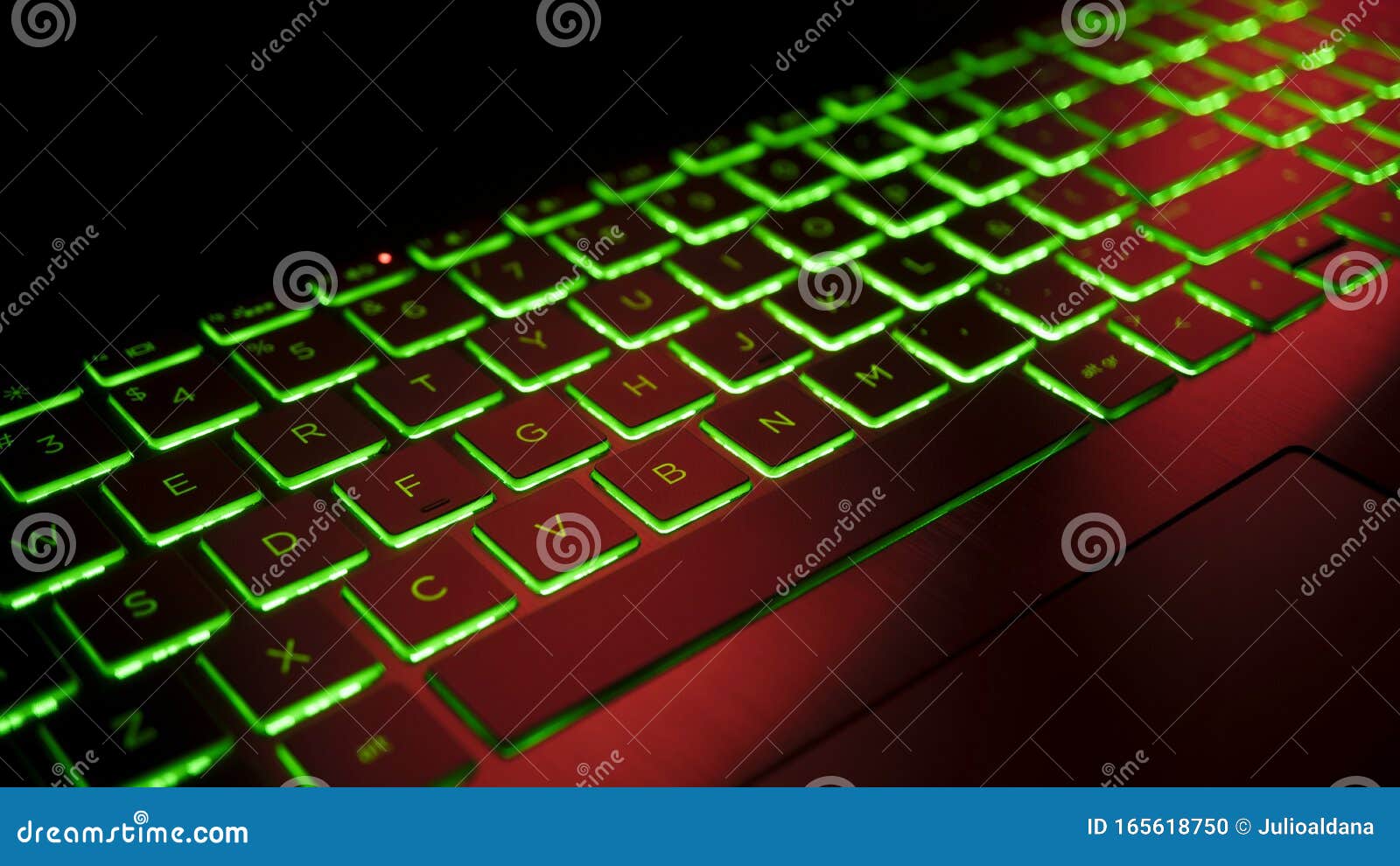 Teclado Do Jogo Com O Roxo Conduzido Foto de Stock - Imagem de