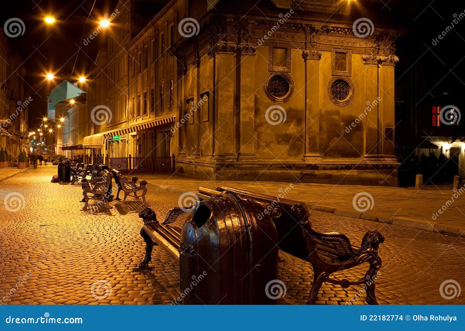 lviv street at night