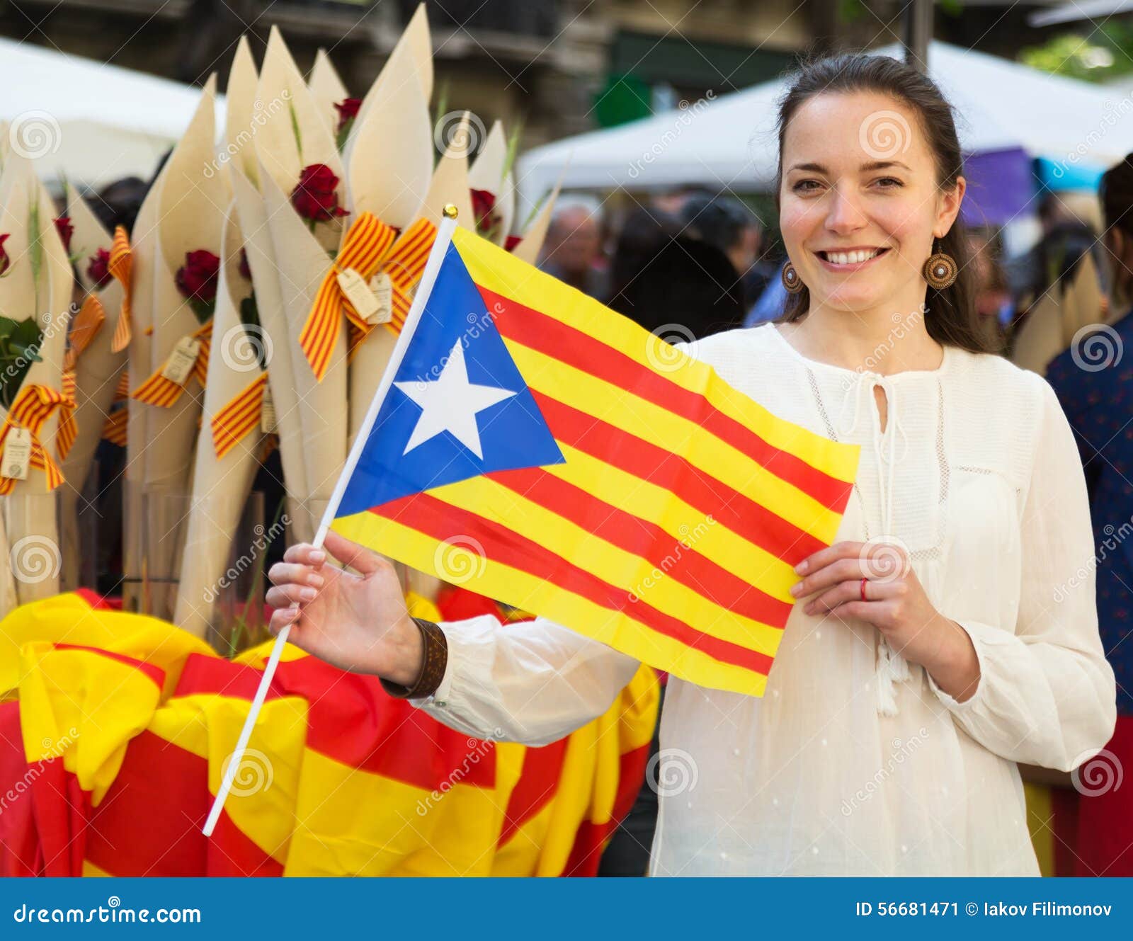 Lycklig Kvinna Med Flaggan Av Catalonia Fotografering för Bildbyråer ...