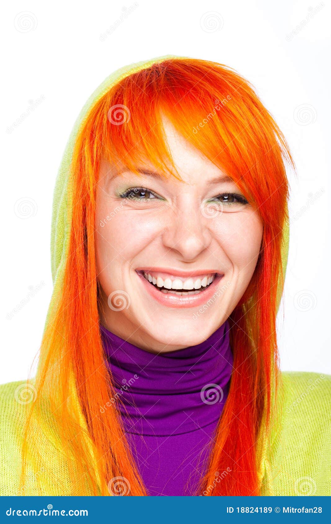 Lycklig sund röd le tandkvinna för hår. Kvinna för tänder för lycklig sund stående för closeuphår röd le
