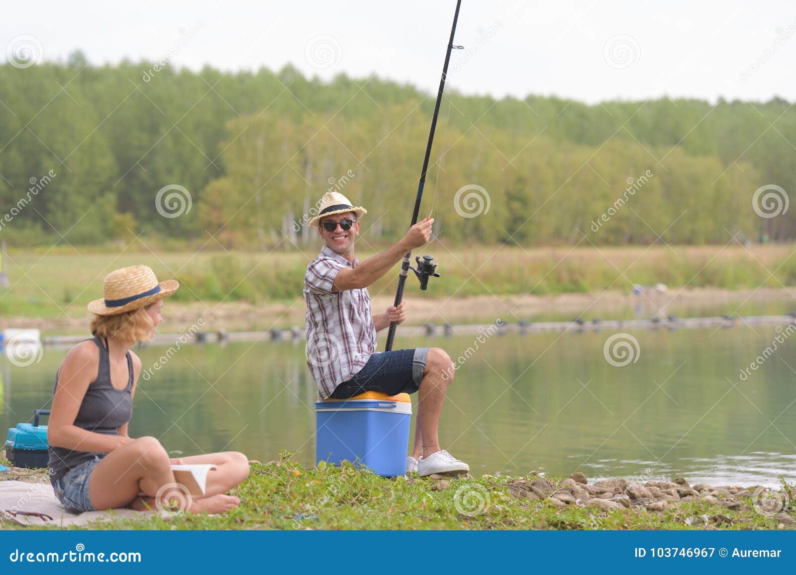 Ловля парами. Парочка на рыбалке. Супружеская пара на рыбалке. Парочка на рыбалке осенью. Река пара рыбалка.