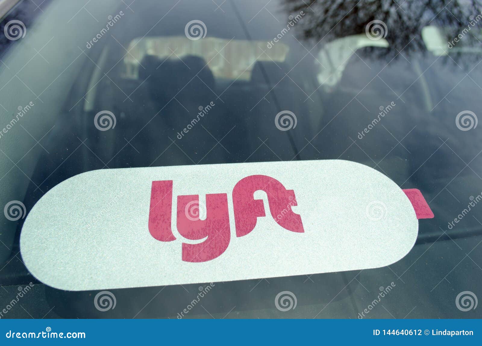 Autocollants D'emblème Lyft Et Uber Sous Pare-brise Automobile. Billet De  Stationnement Sous Essuie-glace Photo éditorial - Image du violation,  californie: 175132986
