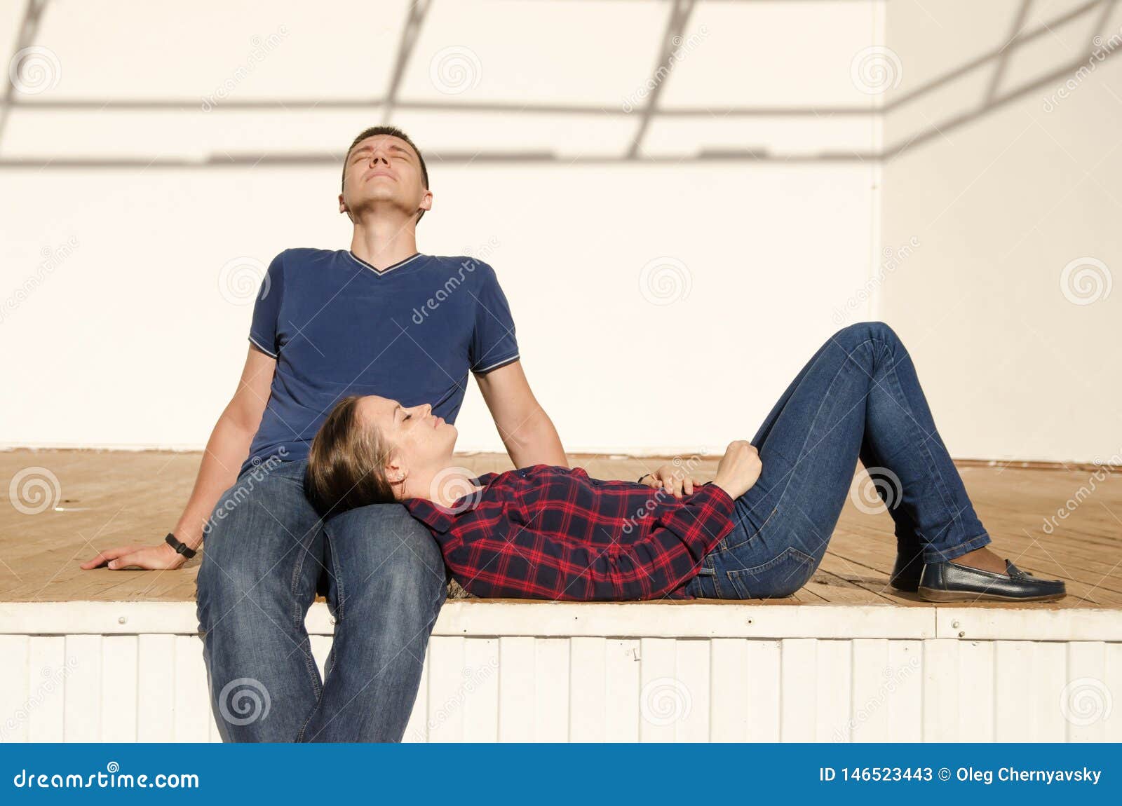 Voel me slecht behandeling Mammoet Lying Girl`s Head on the Lap of a Sitting Guy on a Sunny Summer Day Stock  Image - Image of blue, shirt: 146523443