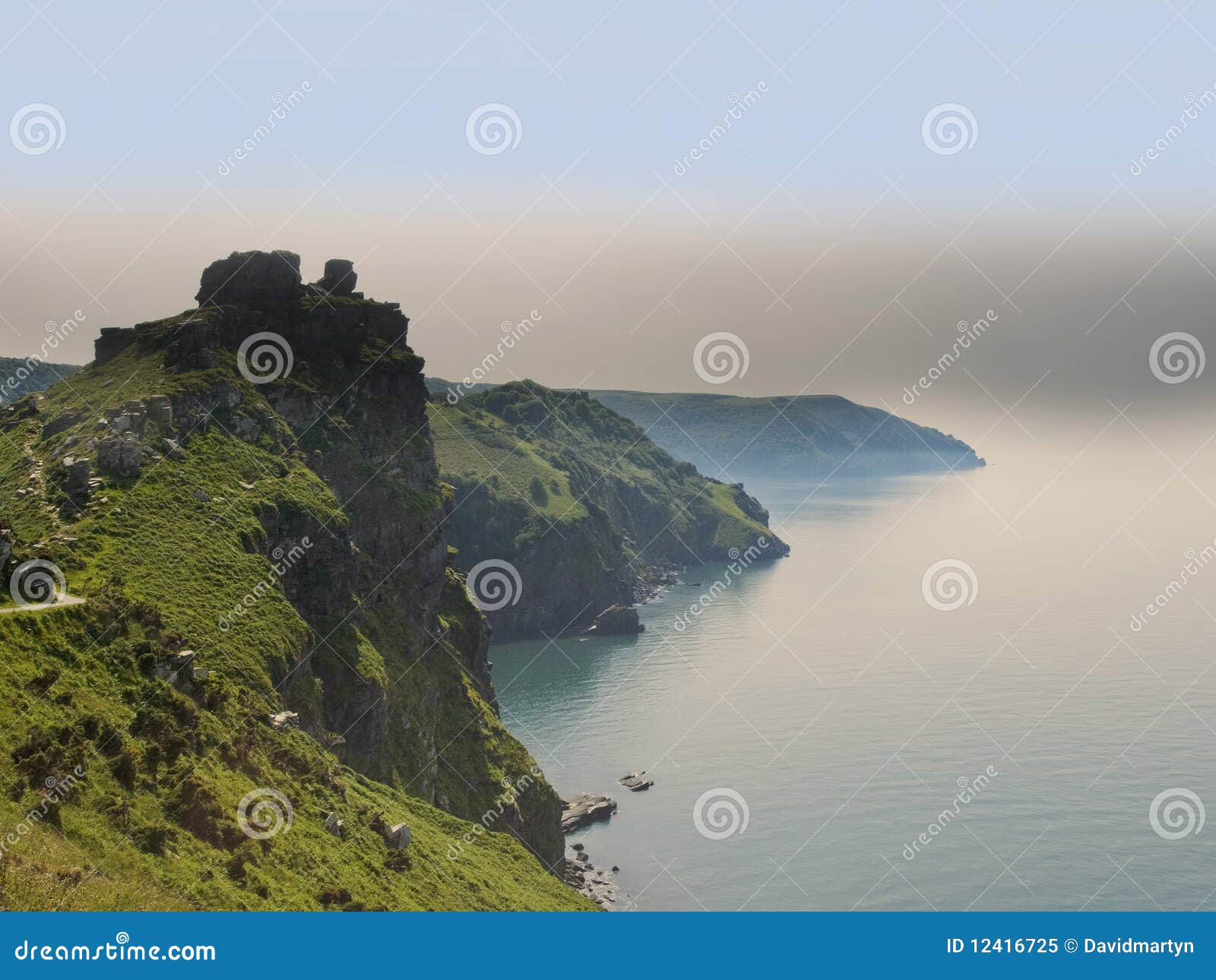 Vistas o da costa do vale do lynton Devon das rochas ao longo do trajeto litoral ao lynmouth