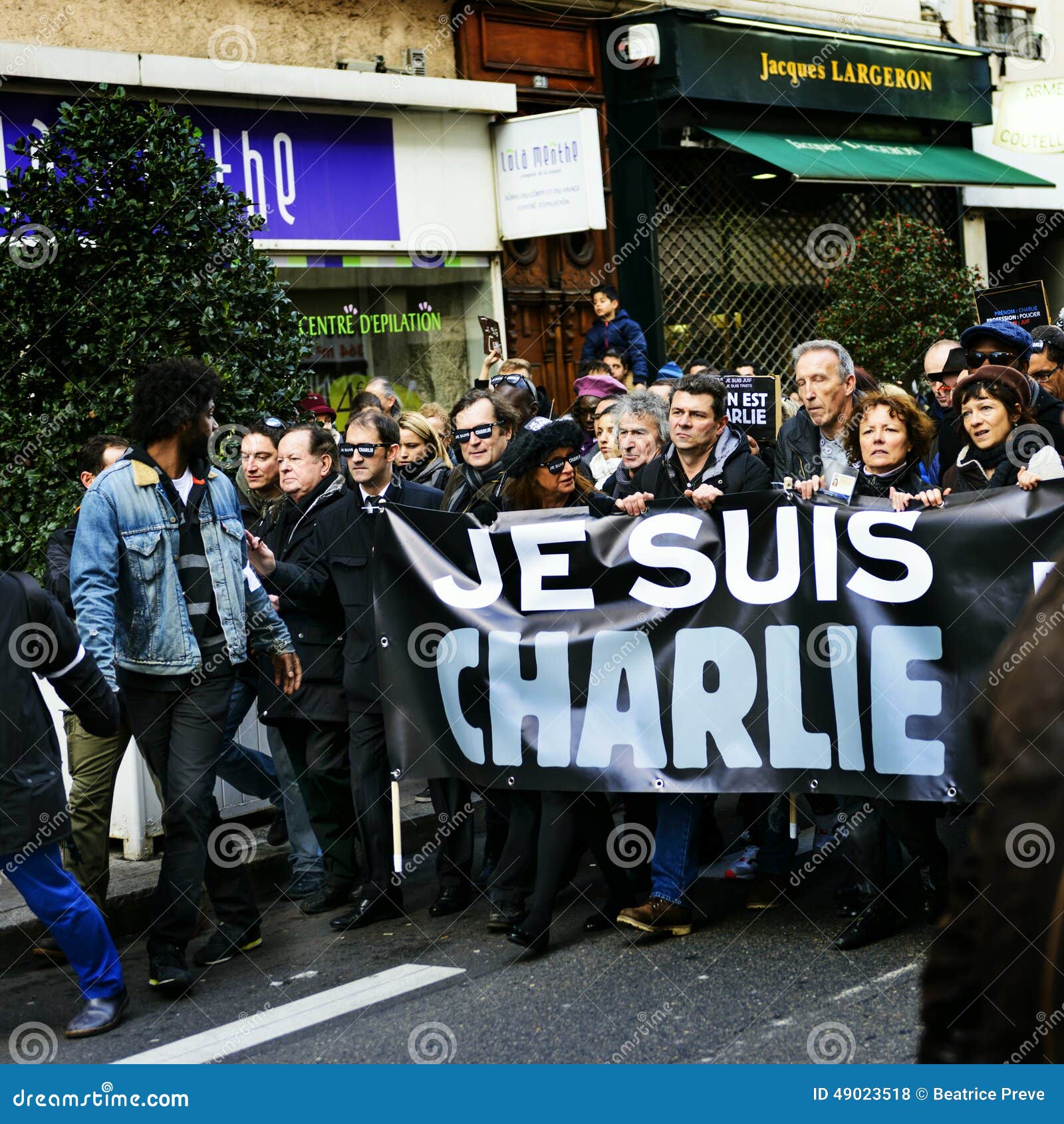 LYON, FRANCIA - 11 DE ENERO DE 2015: Protesta anti del terrorismo después de 3 attentados terroristas de los días con el peaople muerto en París Francia, capital europea
