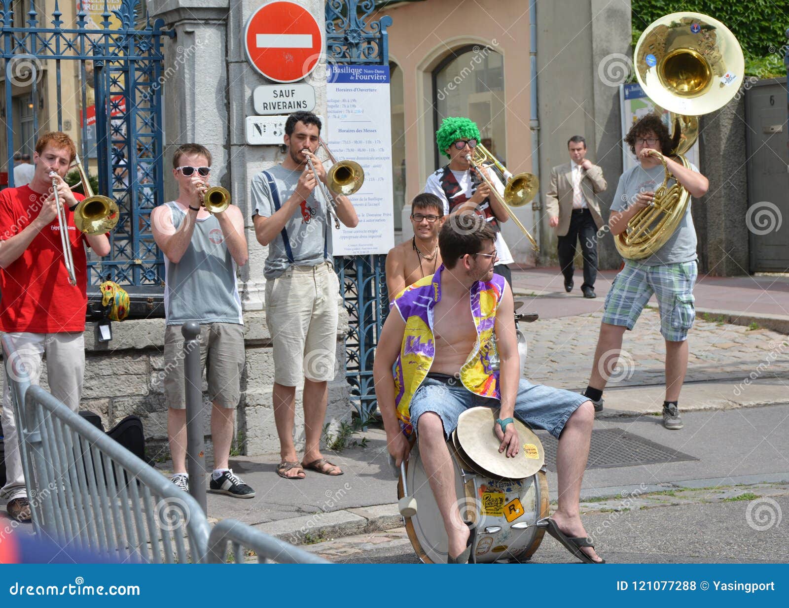 LYON, FRANKRIJK - JUNI 28, 2014: Straatmusici die voor de menigte van mensen spelen. LYON, FRANKRIJK - JUNI 28, 2014: Straatmusici die voor de volkeren spelen