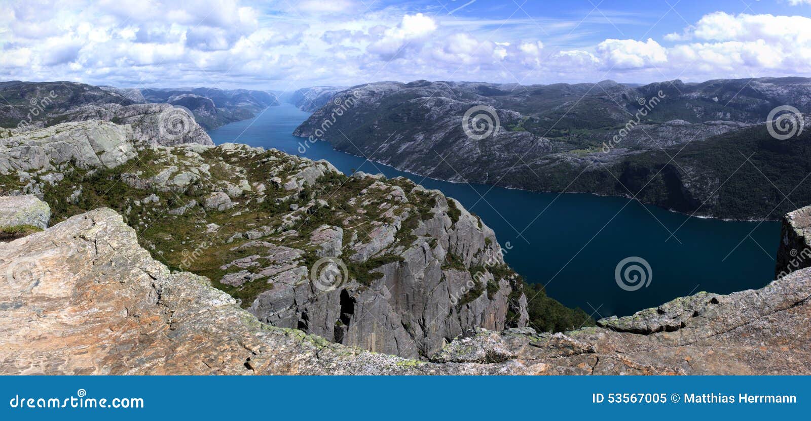 Imagem larga do ângulo de Lysefjord em um dia nebuloso