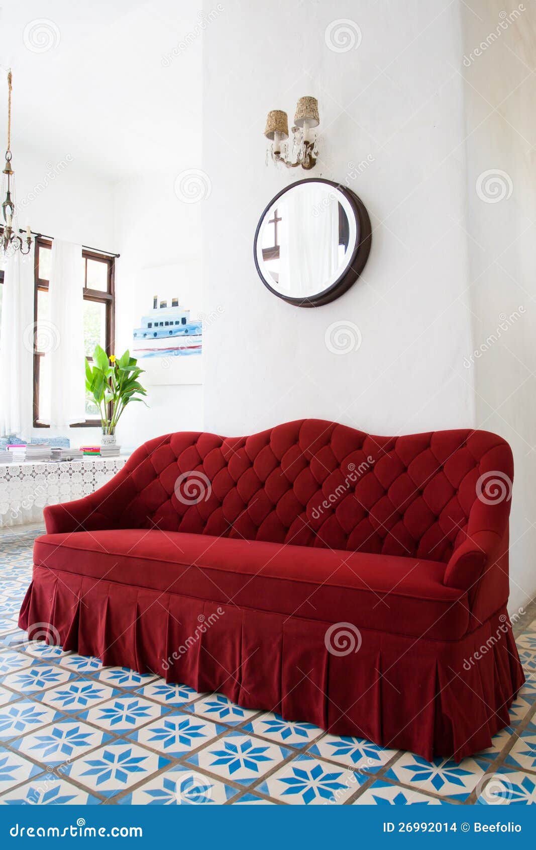 Lyxig röd sofa i vardagsrum