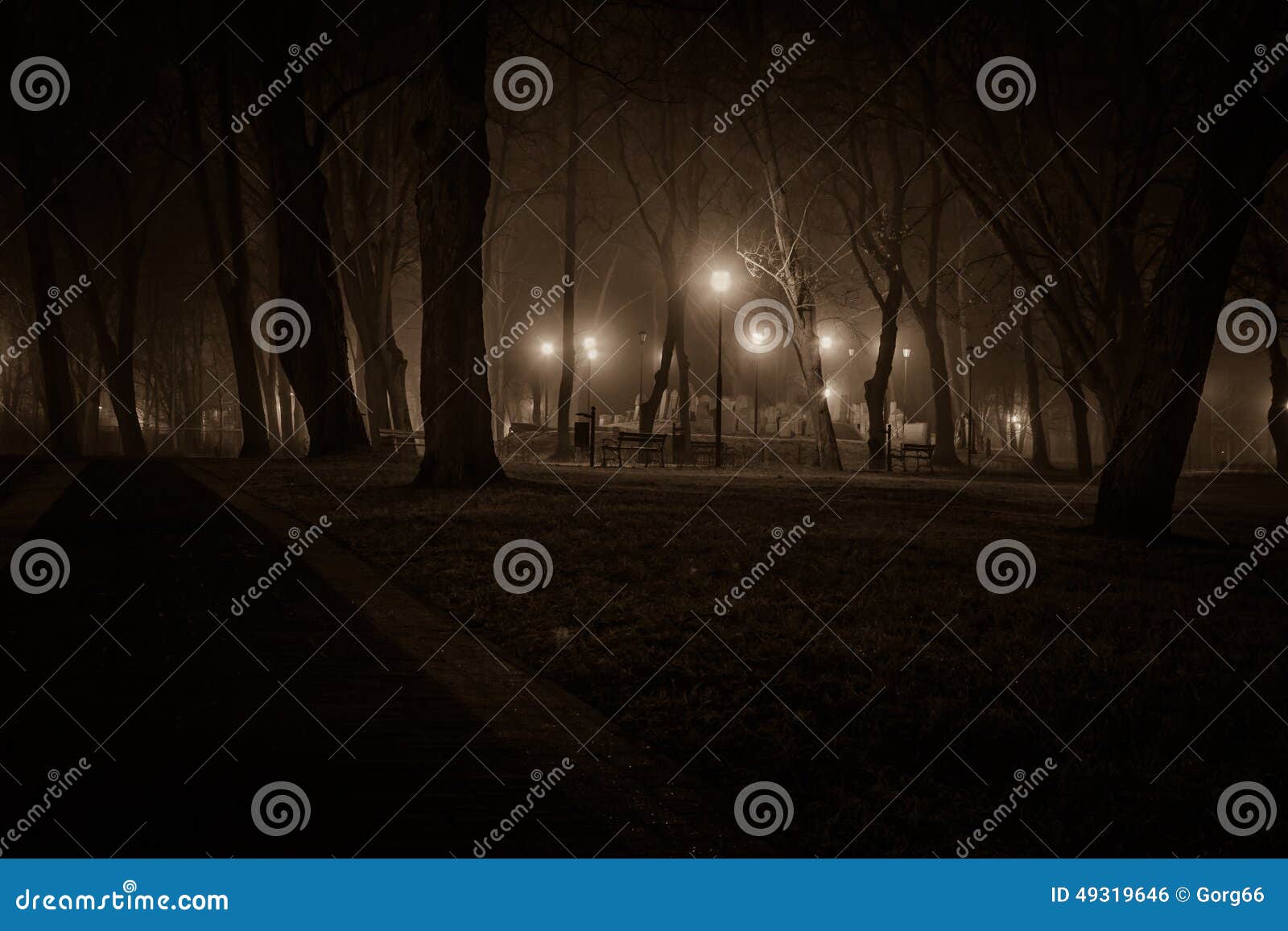 Lápides na noite. Noite no cemitério