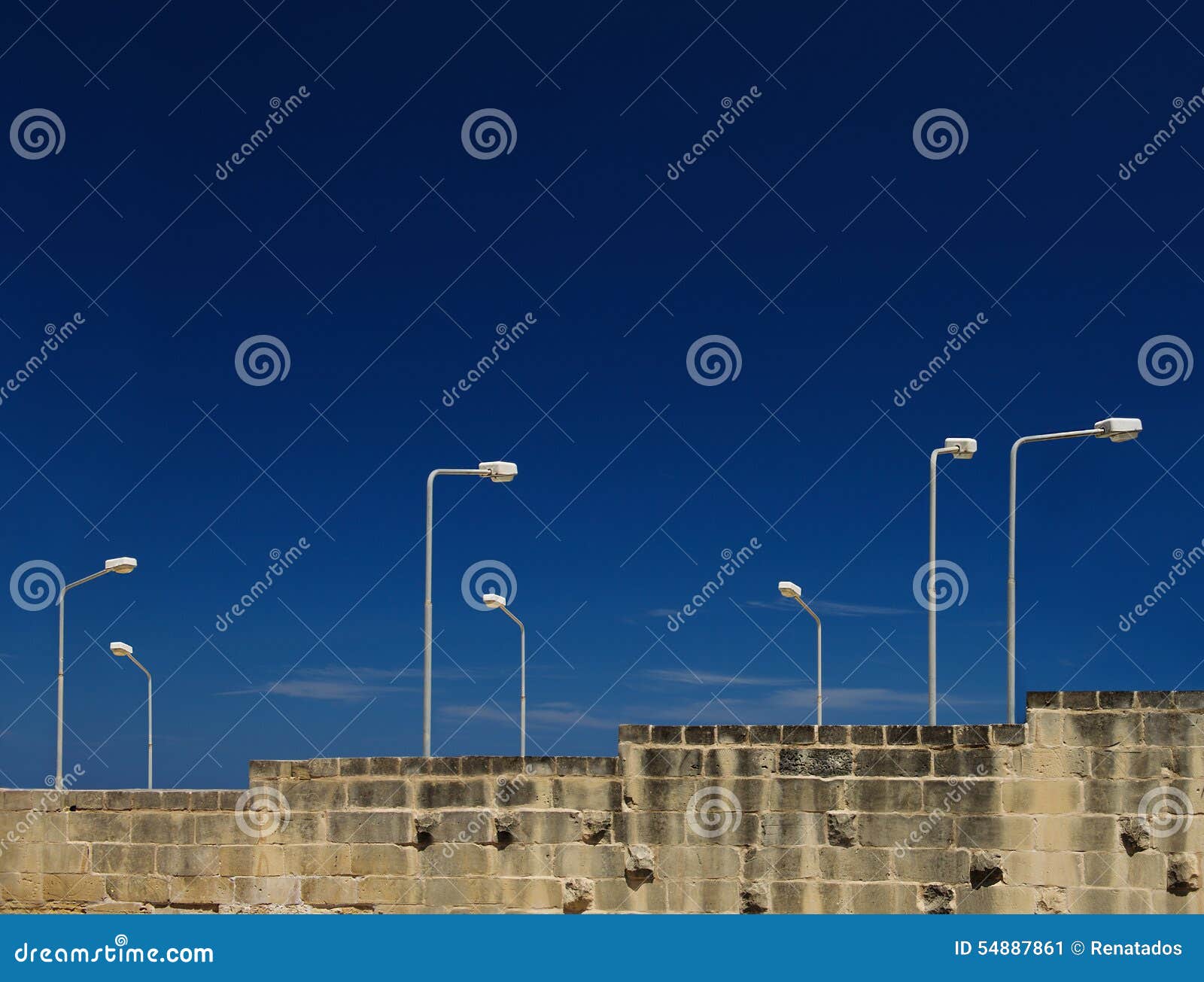 Lâmpadas na rua na obscuridade - fundo tormentoso azul do céu, lâmpadas na rua, foto artística da rua