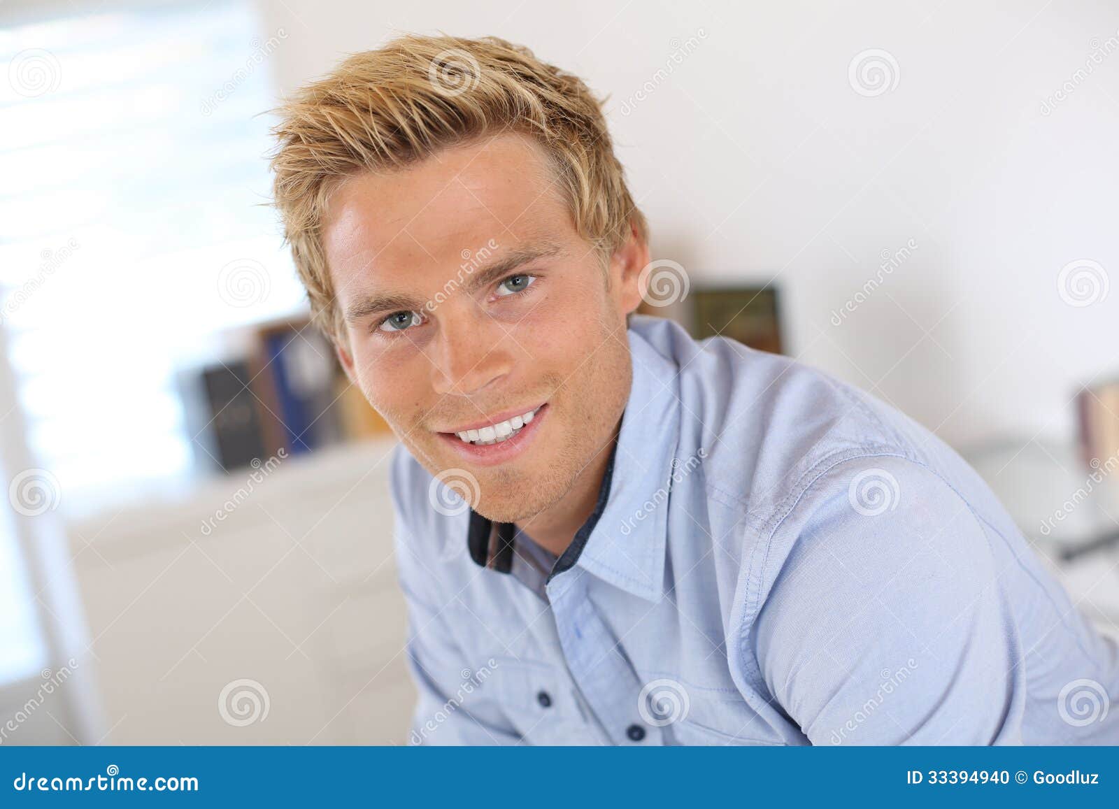 Augen blonde mann blaue haare Haar