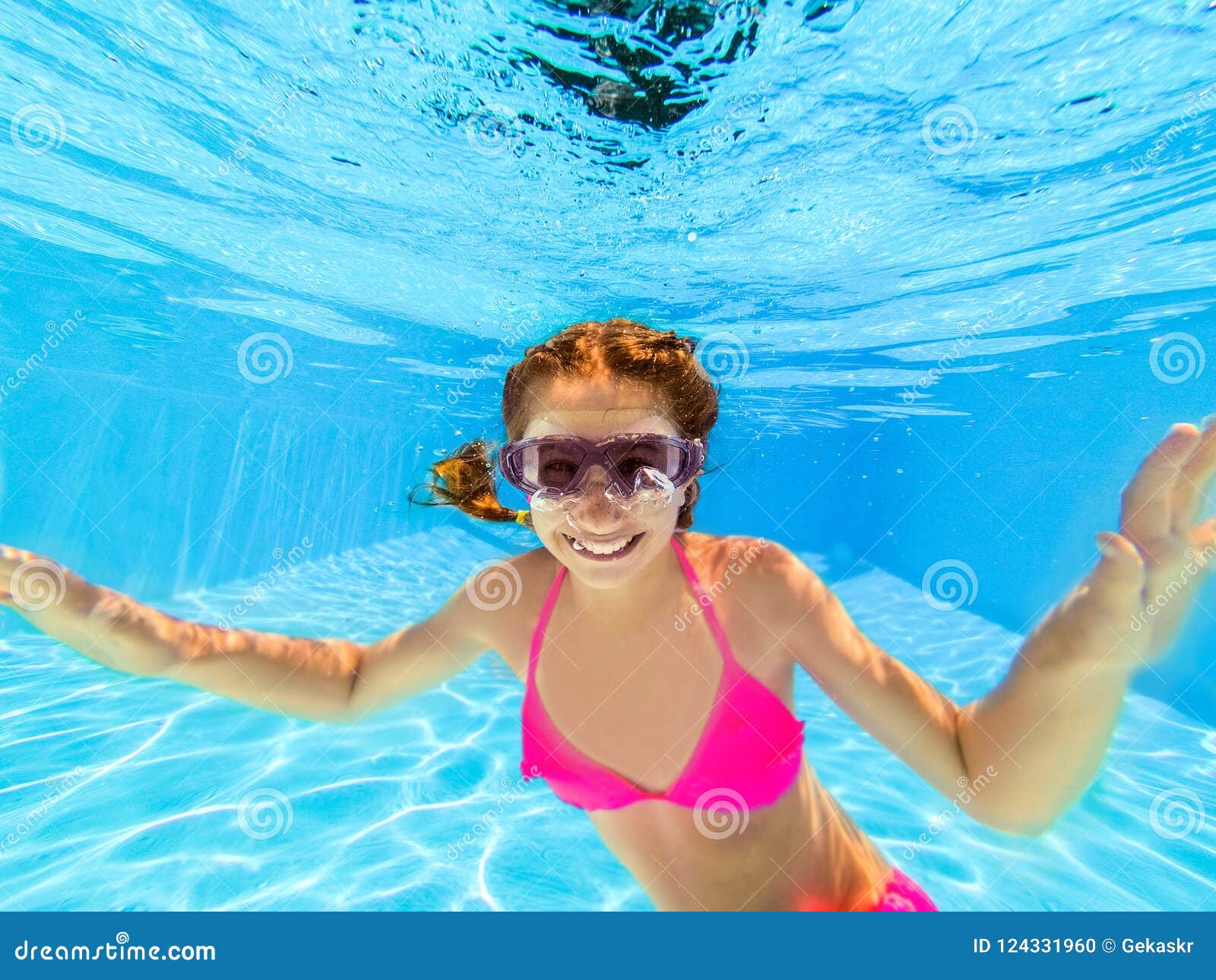 Lächelndes Mädchen Das Unter Wasser Im Pool Schwimmt Stockfoto Bild Von Freundlich Gesund