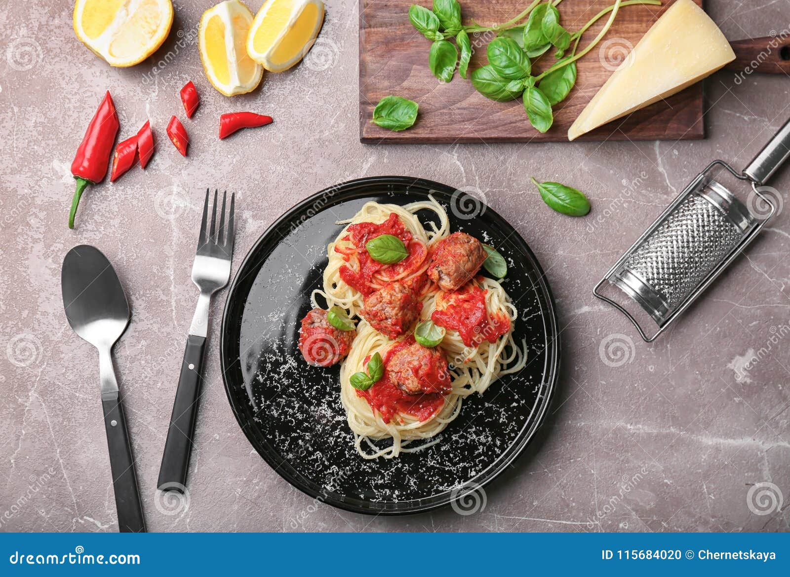 Läcker pasta med köttbullar och tomatsås på grå bakgrund, lekmanna- lägenhet