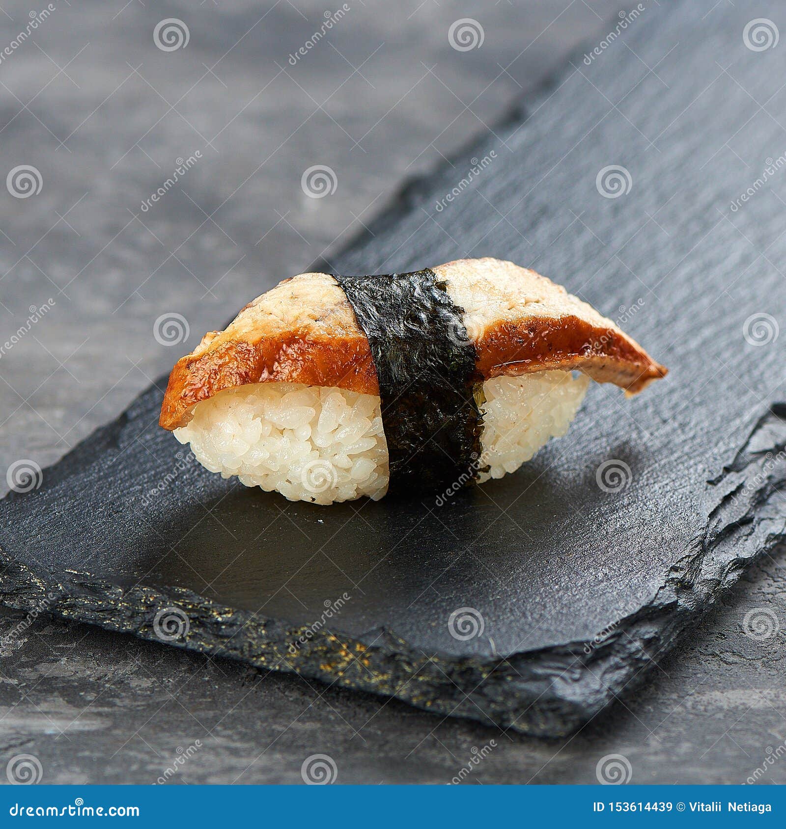 Läcker Unagi ålNigiri sushi på svart bakgrund traditionell kokkonstjapan. Läcker sushi för ål för Unagi ålNigiri sushi på svart bakgrund traditionell kokkonstjapan