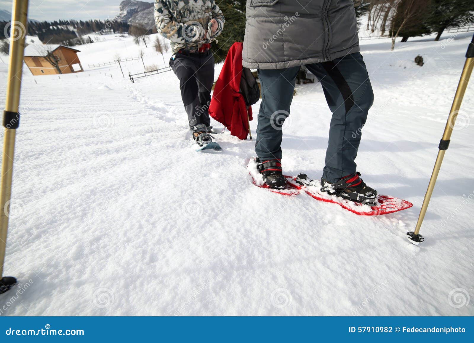 Lägger benen på ryggen av folk, medan snowshoeing i bergen. Folk, medan snowshoeing i bergen på den vita mjuka snön