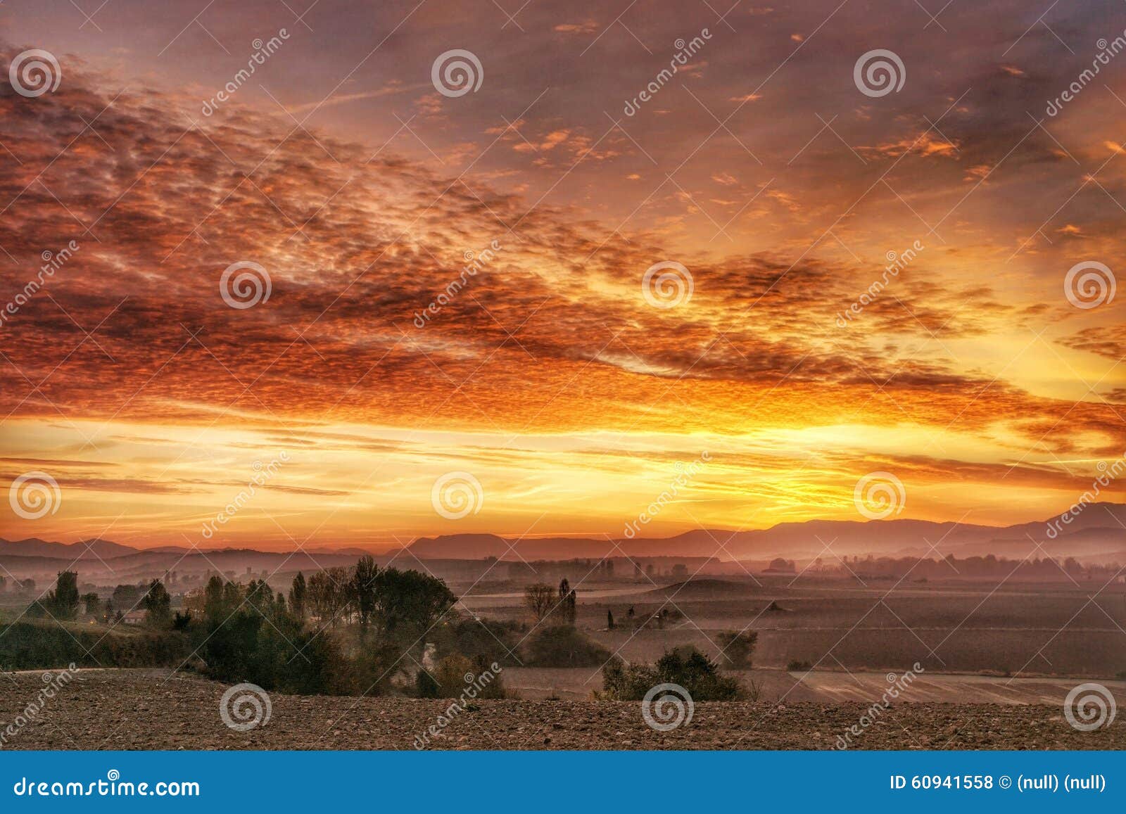 Ländlicher Landschaft iat Sonnenaufgang. Ländliche Landschaft von nebelhaften Feldern in den Herbstfarben bei Sonnenaufgang