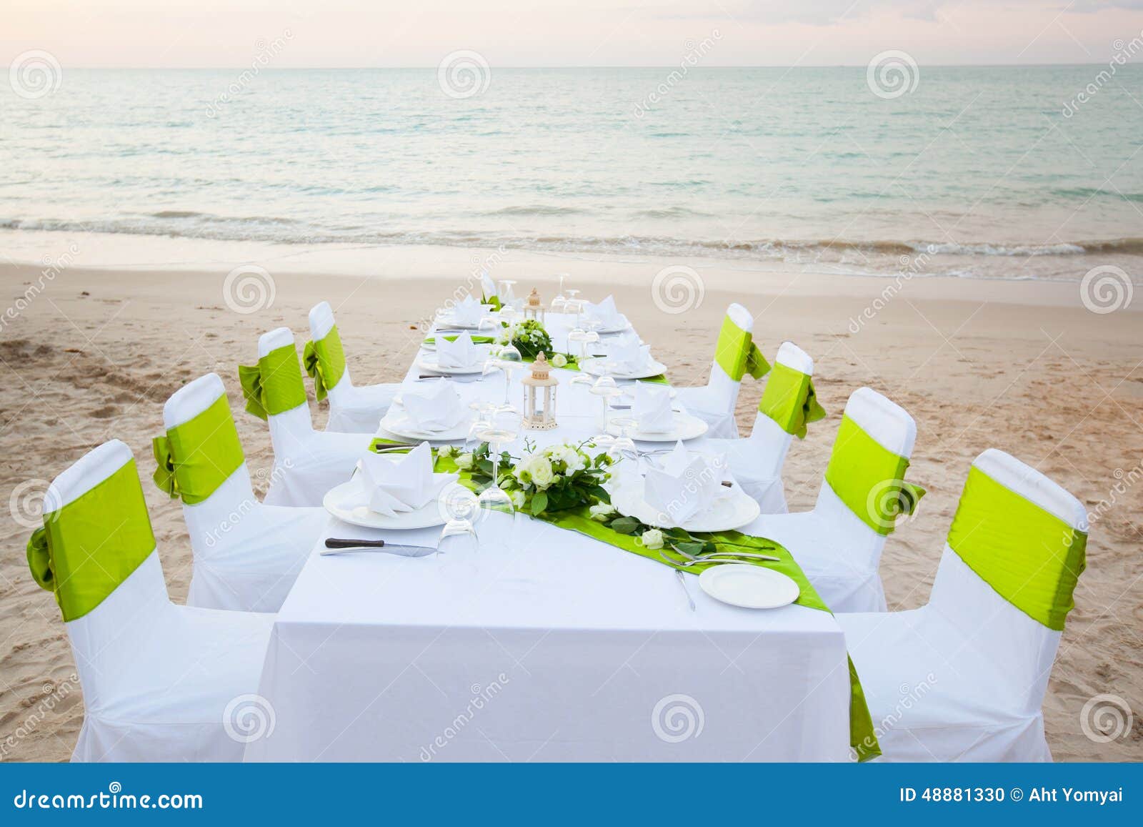 Lång tabell för matställe. Lång aktivering för matställetabell för bröllopceremoni på stranden