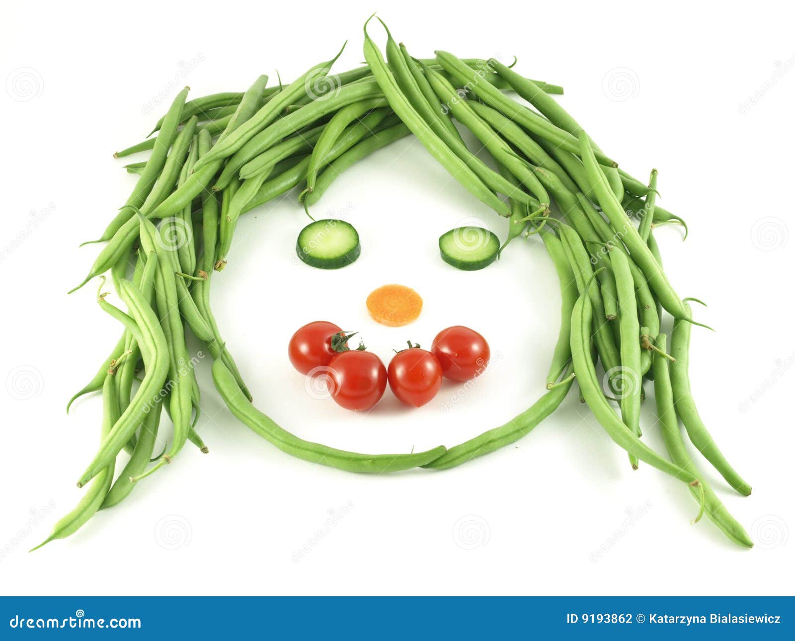 Légumes drôles de visage. Légumes effectués verts drôles de tomates de visage de concombre de raccord en caoutchouc d'haricots