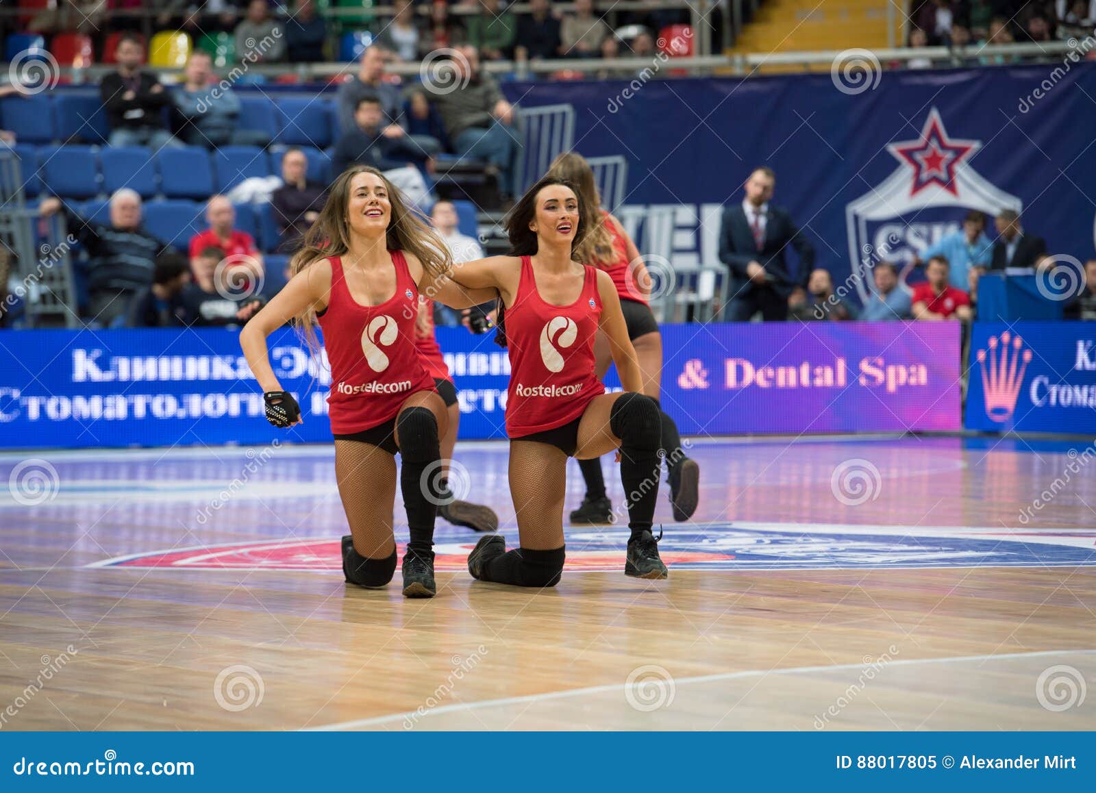 MOSCOU, RÚSSIA - 27 DE JANEIRO DE 2017: Os líder da claque da equipe de CSKA dançam no jogo de basquetebol CSKA contra Anadolu Efes no campeonato regular de Euroleague o 27 de janeiro de 2017, em Moscou, Rússia CSKA ganhou o 80:77