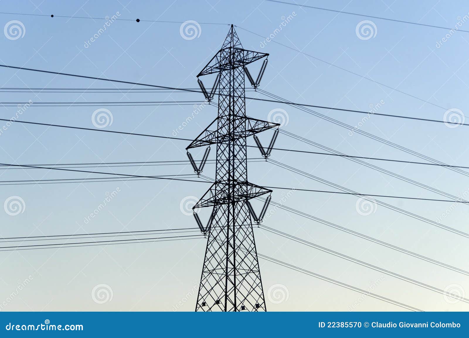 Línea eléctrica: un pilón con los cables en la igualación en Italia