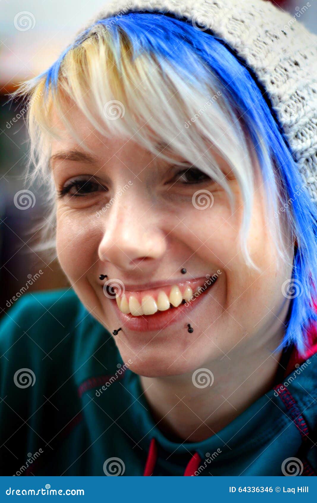 sexy emo madchen mit blauen haaren