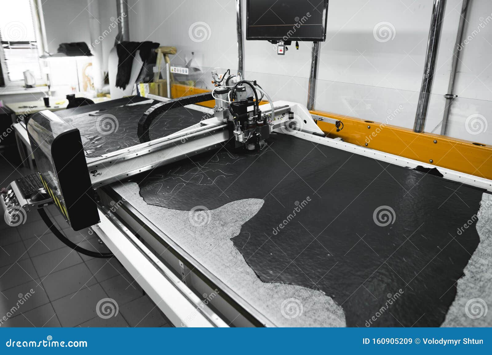 Máquina CNC Para Corte De Telas Y De Cuero Producción Moderna De Calzado  Multicapa Industrial Imagen de archivo - Imagen de industrial, corte:  160905209
