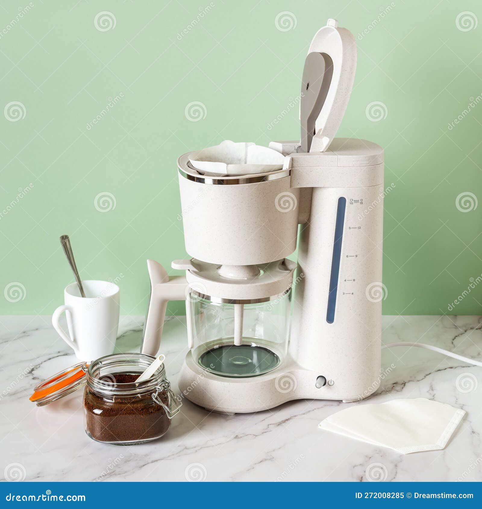 Máquina De Café Con Goteo Automático Y Tarro De Café Molido. Preparación De  Cafetera Eléctrica Para La Elaboración De 10 Tazas De Imagen de archivo -  Imagen de casa, papel: 272008285