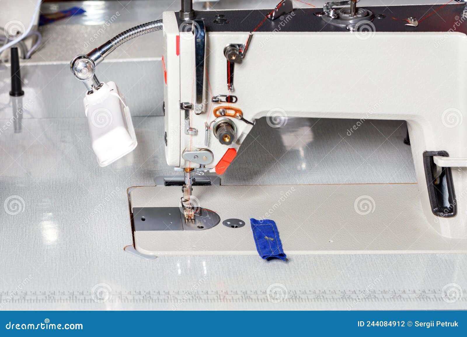 https://thumbs.dreamstime.com/z/m%C3%A1quina-de-coser-industrial-para-ropa-diversos-tejidos-moderna-la-parte-trabajo-cerrada-espacio-copia-244084912.jpg