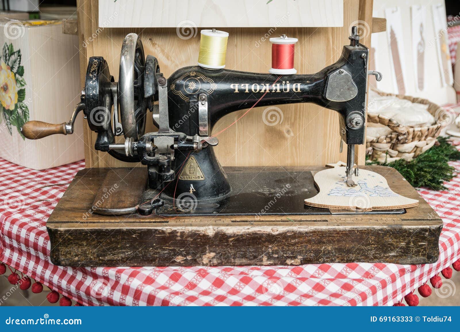 Máquina De Coser Manual Usada Para Bordar Formas De Madera Foto de archivo  editorial - Imagen de tradicional, hilo: 69163333