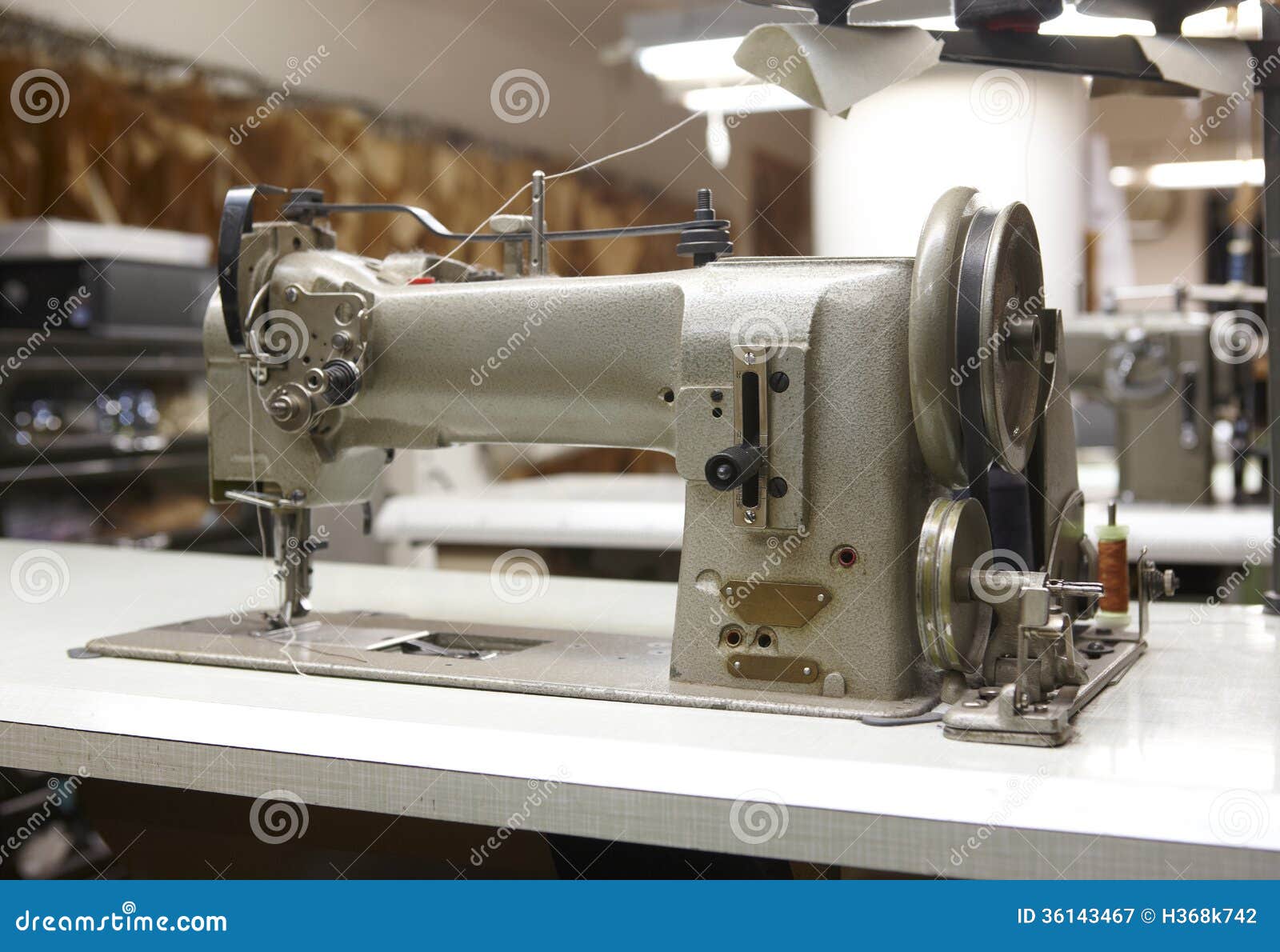 Máquina De Coser Profesional En Una Fábrica Imagen de archivo