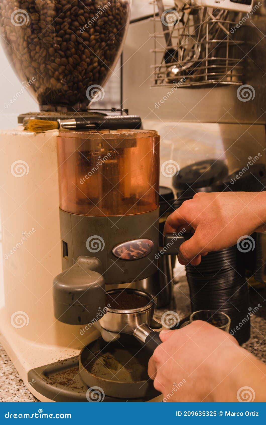 https://thumbs.dreamstime.com/z/m%C3%A1quina-de-moler-caf%C3%A9-en-una-cafeter%C3%ADa-readytouse-encima-son-granos-est%C3%A1n-los-209635325.jpg