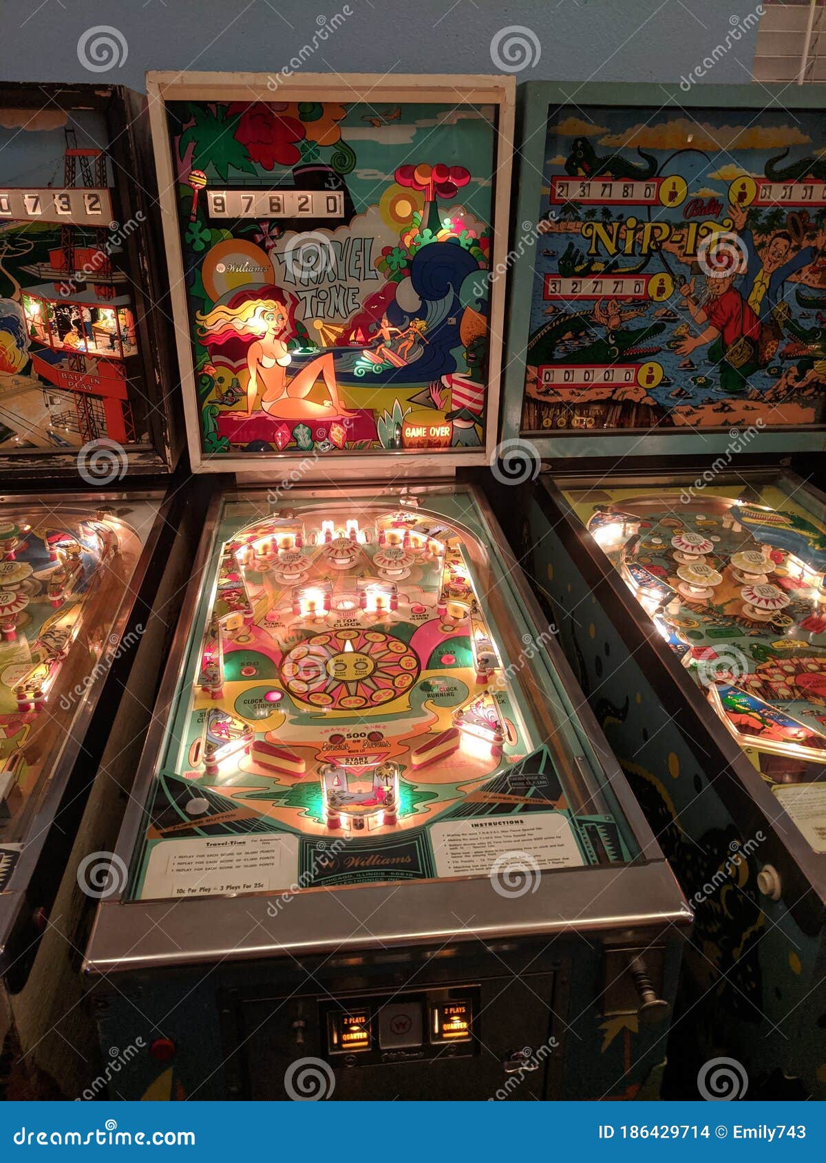 Máquina De Pinball No Horário De Viagem No Arcada Imagem de Stock Editorial  - Imagem de vermelho, preto: 186429714