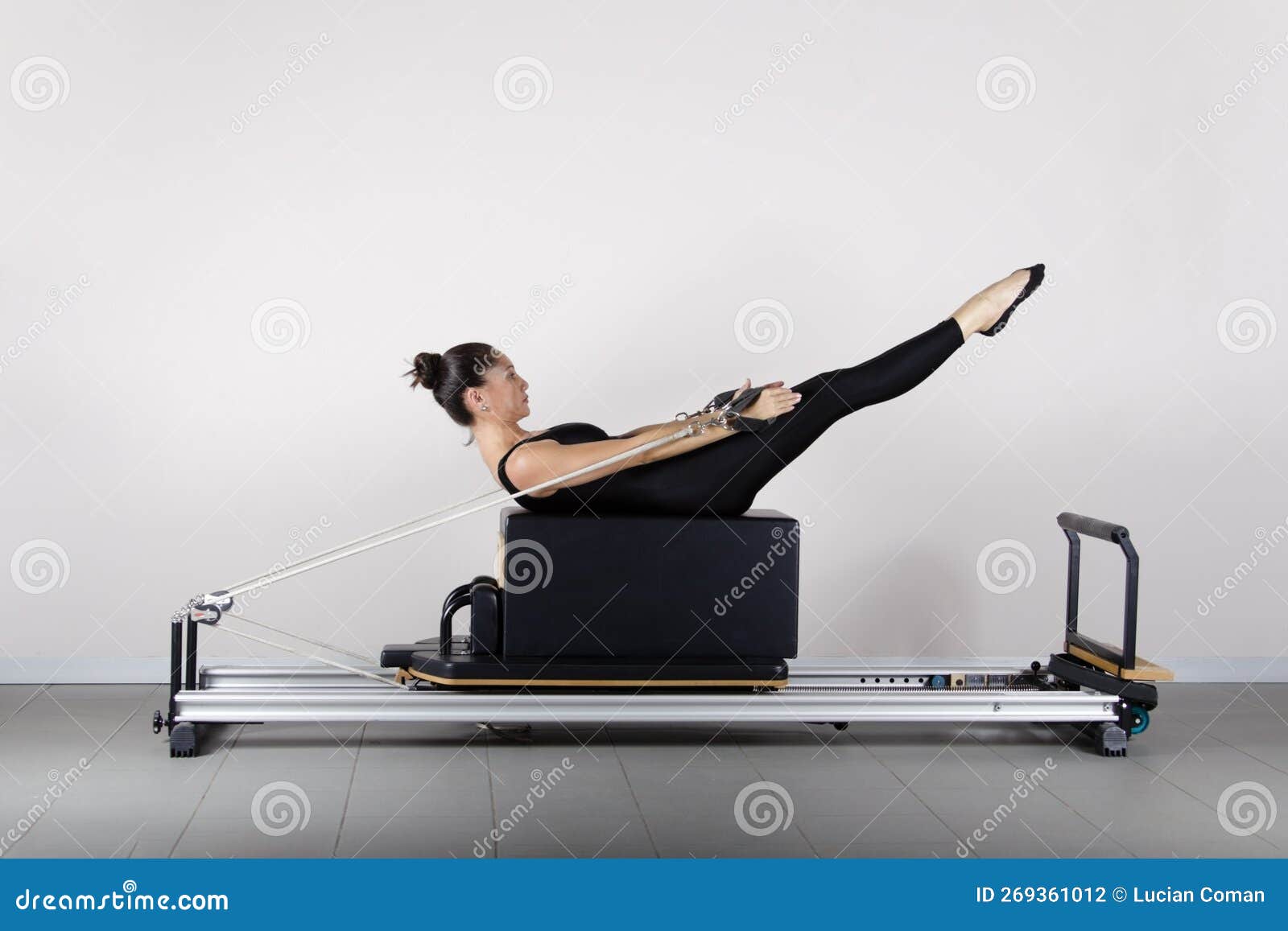 Máquina Pilates Mujer En Ropa Deportiva Haciendo Ejercicio En El