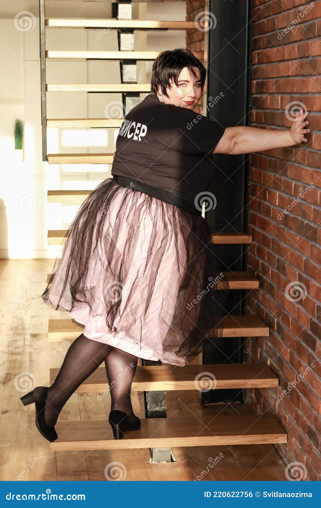 Más Chica Morena Talla Grande En Una Falda De Tul Exuberante Posando En Las Escaleras de archivo - Imagen de foto, lifestyle: 220622756