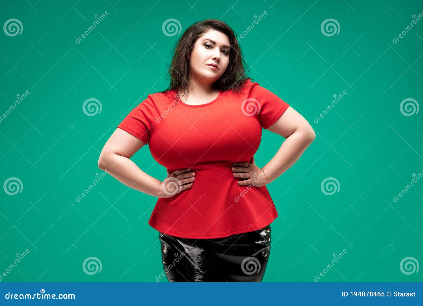 Más Modelo De Moda De Tamaño En Rojo Mujer Gorda De Blusa Sobre Fondo Verde Concepto Positivo De Cuerpo De Fondo Verde Imagen de archivo - Imagen de belleza: