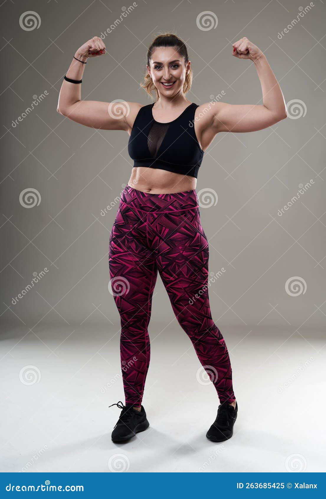 Más Mujer Hispana De Tamaño En Ropa De Fitness Imagen de archivo