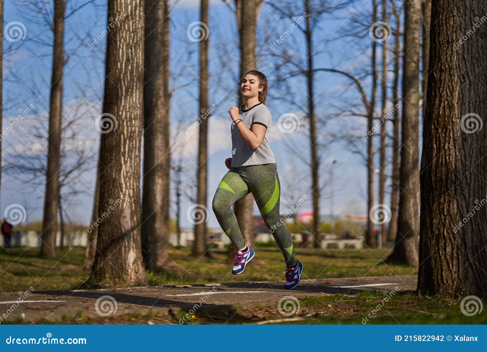 Más Tamaño Mujer Corriendo En El Parque Foto de archivo - Imagen