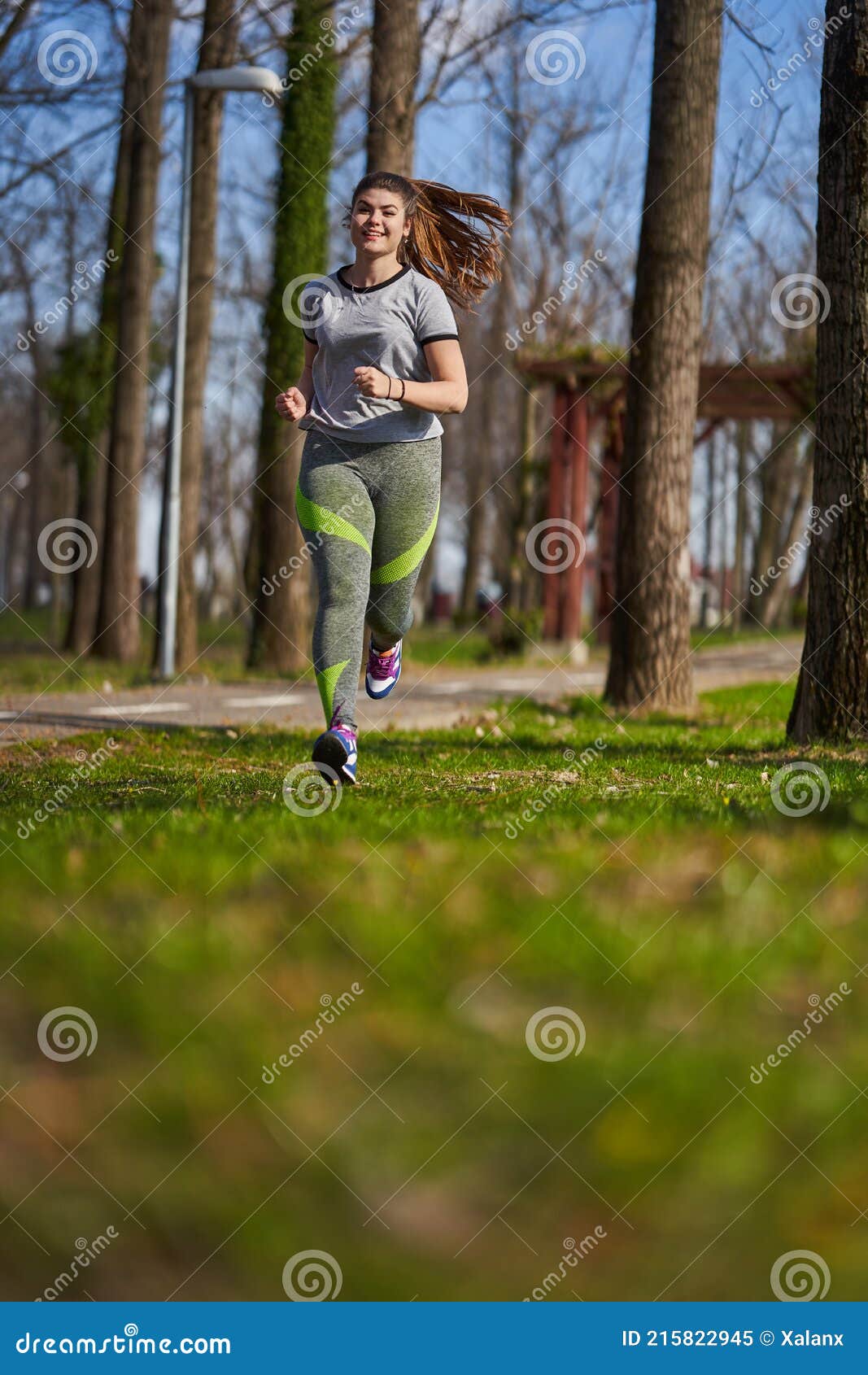 Más Tamaño Mujer Corriendo En El Parque Imagen de archivo - Imagen de  feliz, ajuste: 215822945