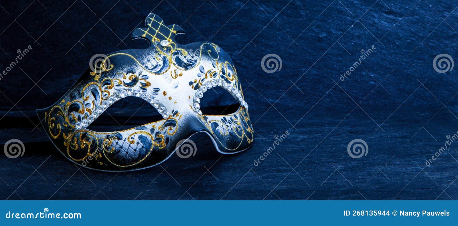 Máscara veneciana en el concepto de fondo oscuro de la celebración del  carnaval