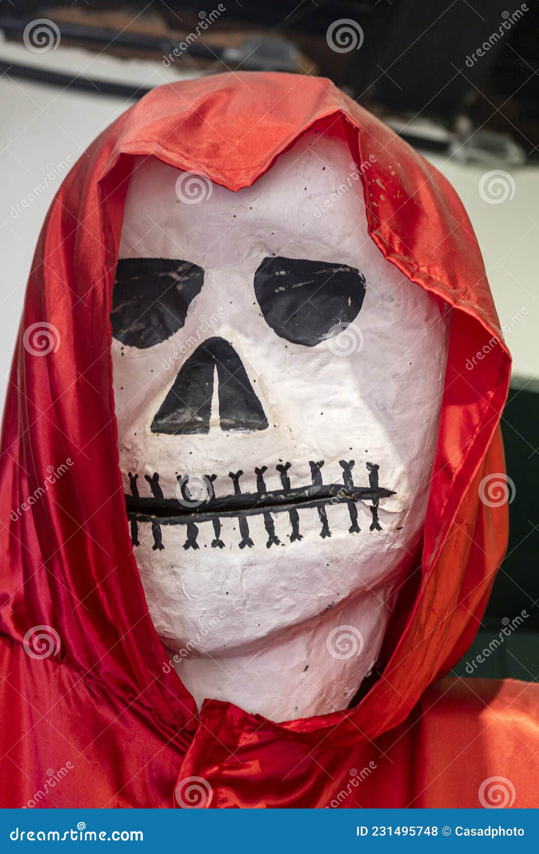 Controversia entrega a domicilio Mirar Máscara De Cráneo Pintada Y Decorada Con Capucha Roja Foto de archivo -  Imagen de mascarada, fondo: 231495748