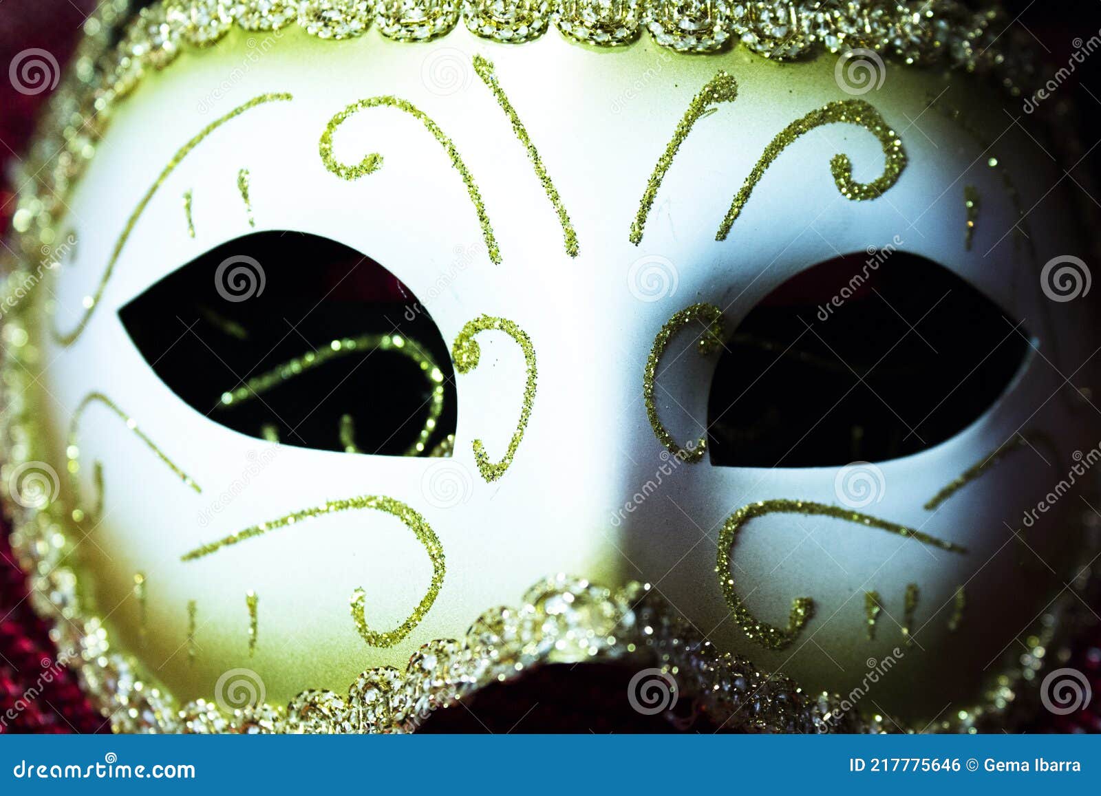Máscara De Mujer Para Vestir. Color Beige Y Dorado Foto de archivo - Imagen  de noche, lujo: 217775646