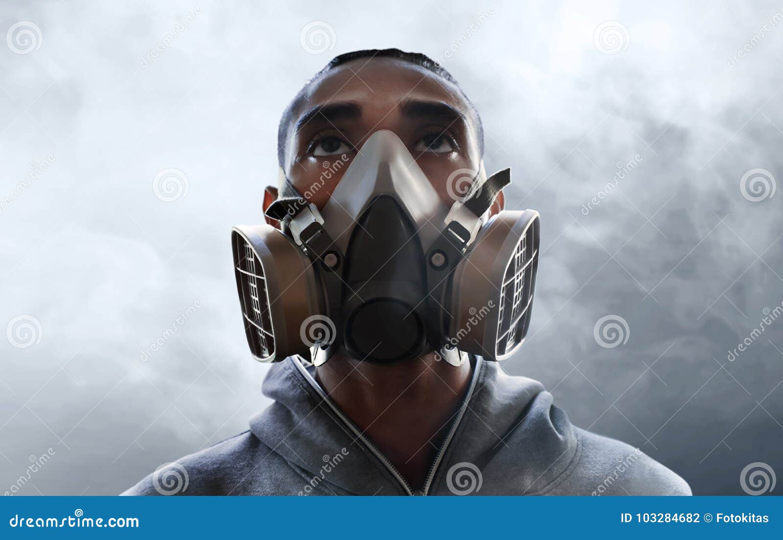 Viaje temporal cirujano Máscara Del Respirador Del Desgaste De Hombre En Fondo Del Humo Foto de  archivo - Imagen de mural, moderno: 103284682
